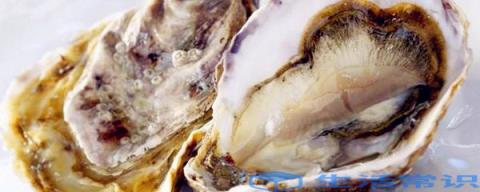 如何清洗牡蛎准备一盆干净的水,将新鲜的牡蛎倒入水中