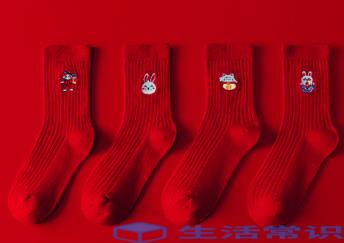 红袜子是三十晚上穿还是初一穿2023