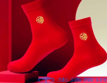 红袜子是三十晚上穿还是初一穿2023