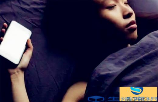晚上手机放在床头会对头部有影响吗