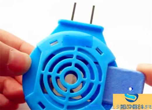 电蚊香片插上电就很热正常吗