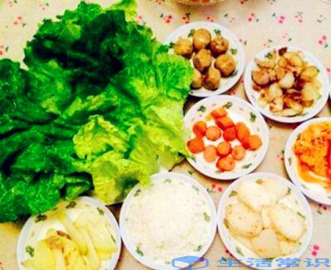 怎样做生菜包饭蒸米饭,精肉切片,洗净,生菜只留下叶子