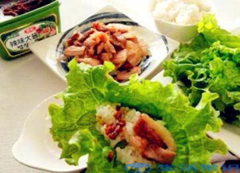怎样做生菜包饭蒸米饭,精肉切片,洗净,生菜只留下叶子