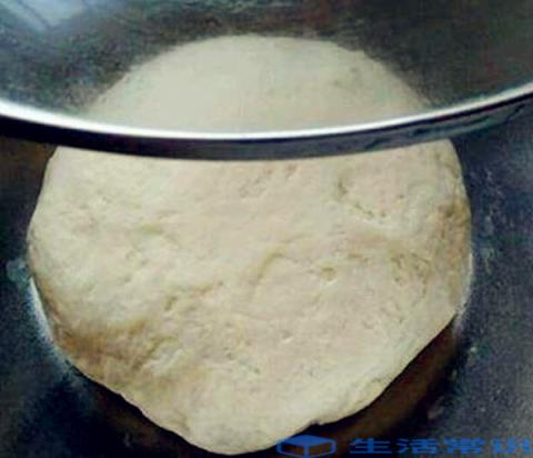 面食制作方法中筋面粉400克,酵母4克,水(牛奶)250克,