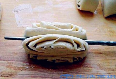面食制作方法中筋面粉400克,酵母4克,水(牛奶)250克,