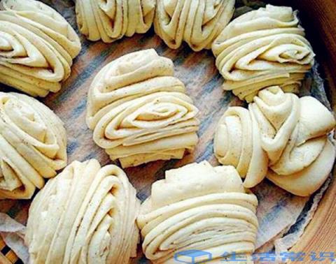 面食制作方法中筋面粉400克,酵母4克,水(牛奶)250克,