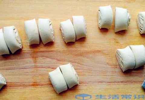 面食制作方法中筋面粉400克,酵母4克,水(牛奶)250克,