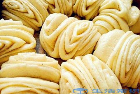 面食制作方法中筋面粉400克,酵母4克,水(牛奶)250克,