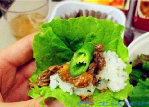 怎样做生菜包饭蒸米饭,精肉切片,洗净,生菜只留下叶子