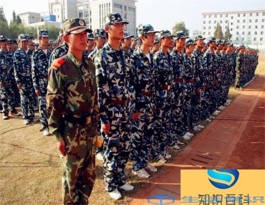 大学军训的衣服是学校发吗