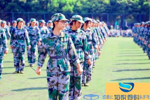 大学军训的衣服是学校发吗