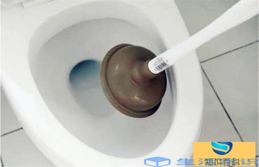 马桶堵塞如何自己迅速输通