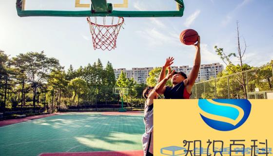 篮球场上的五个位置是中锋、大前锋、得分后卫和控球后卫