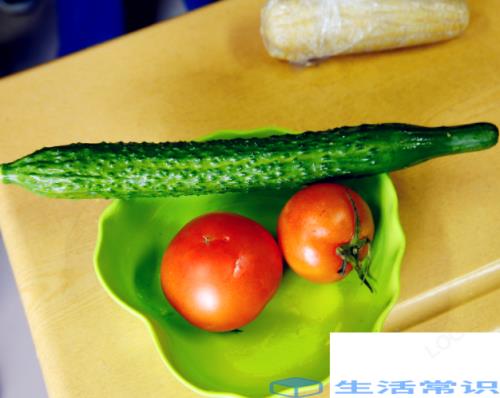 黄瓜和西红柿不能一起吃吗 西红柿是维他命C之首吗